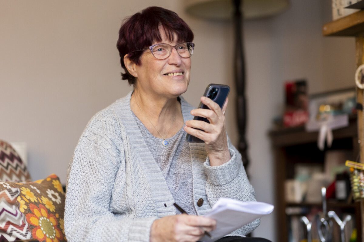 women talking on a smartphone