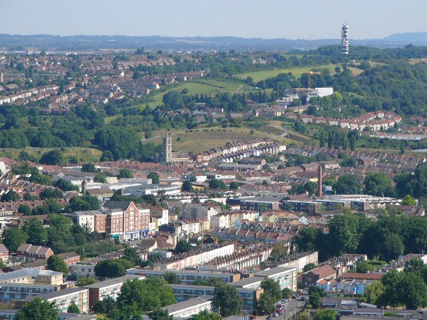Aerial photograph of a city with many houses and a church.