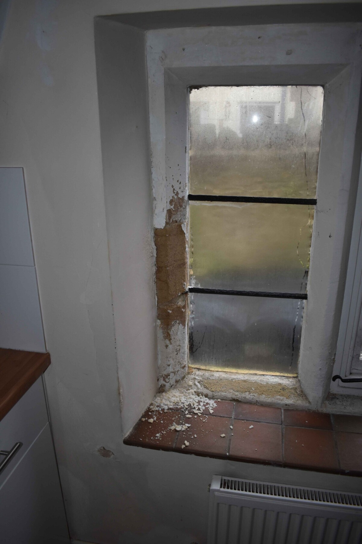 Paint is peeling off damp kitchen windows. At the event, Steve explained how this could be secondary glazed and ways to ventilate the kitchen to reduce moisture levels.